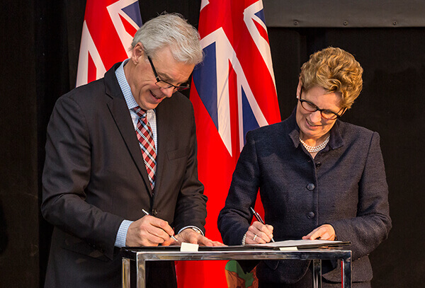 Manitoba Premier Greg Selinger and Ontario Premier Wynne signed the first bilateral, interprovincial agreement identifying areas of energy collaboration