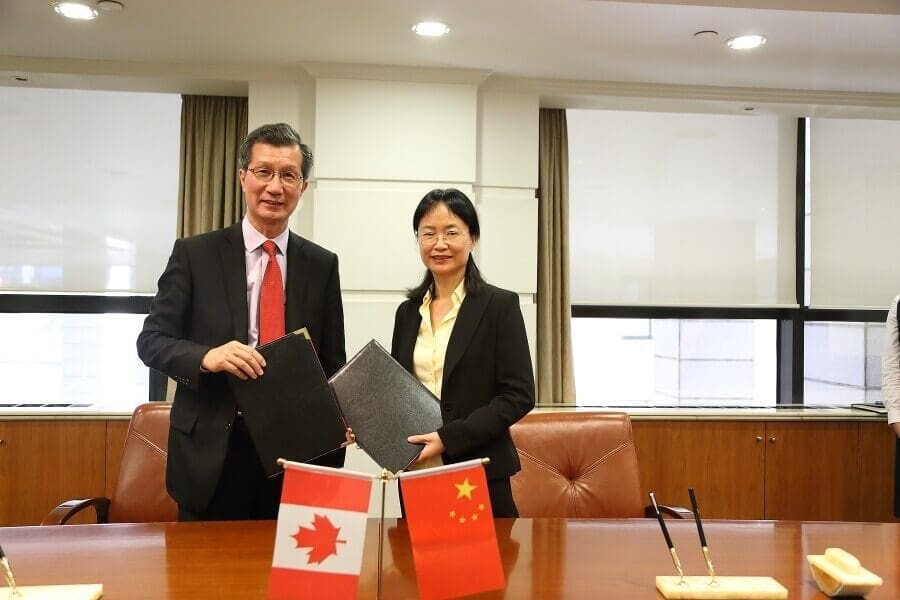 Michael Chan, Ontario minister of citizenship, immigration and international trade, with Song Yang, deputy director of STIC